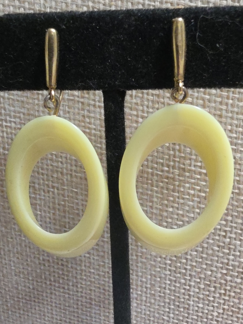 Vintage Crown Trifari Yellow Lucite Hoop Dangle Clip On Earrings Mod Oval Drop